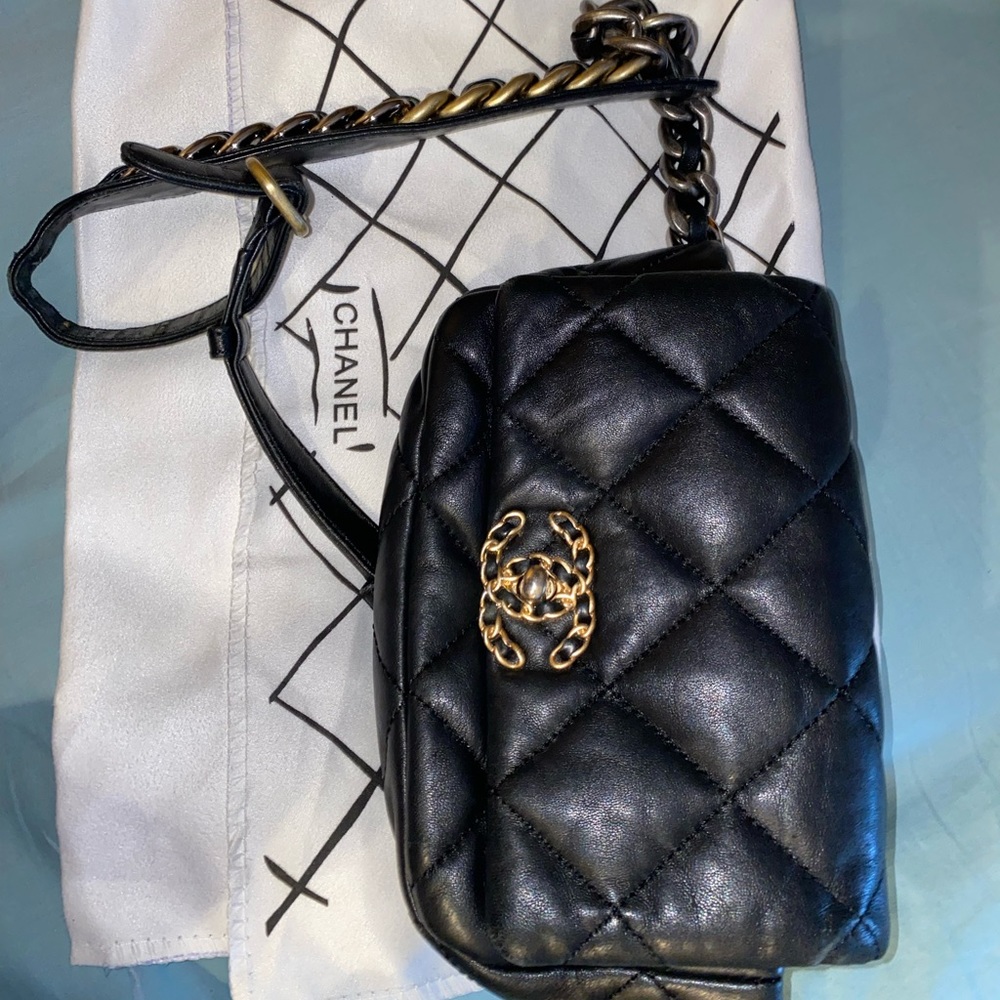 Lambskin Quilted Chanel 19 Waist Bag Black